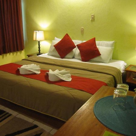 Hotel Jaguar Inn Tikal Extérieur photo