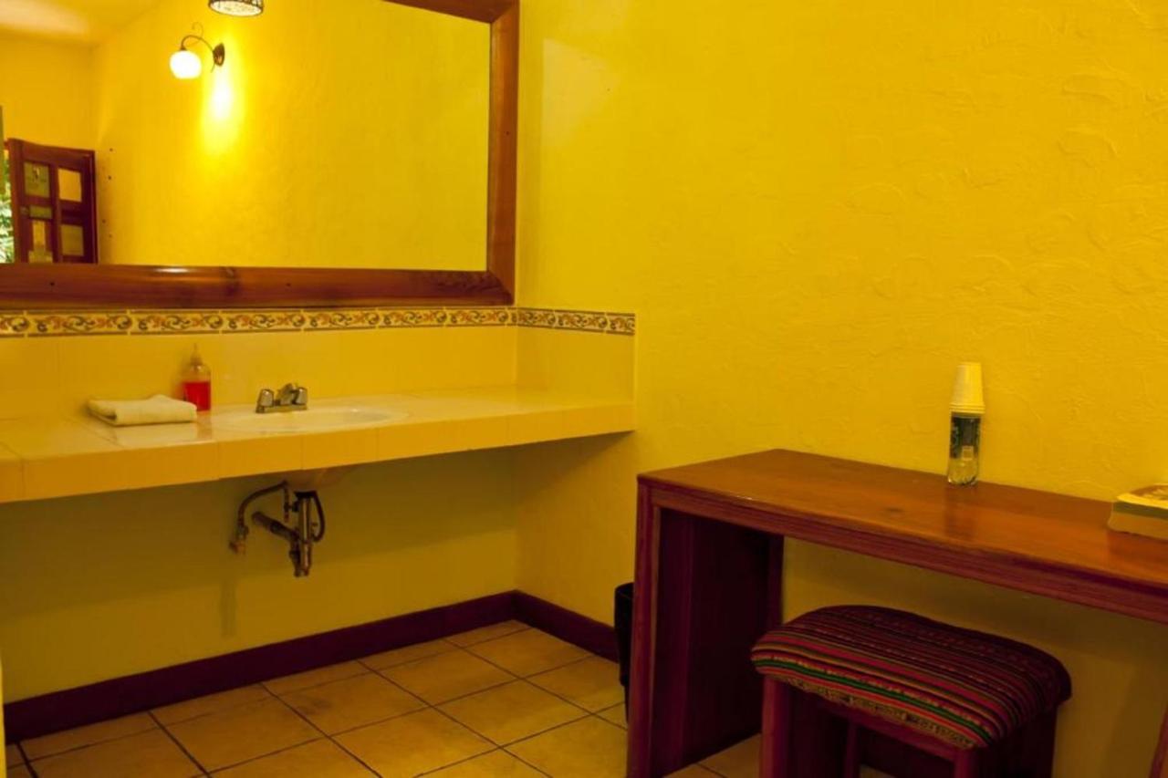 Hotel Jaguar Inn Tikal Extérieur photo