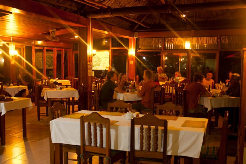 Hotel Jaguar Inn Tikal Extérieur photo