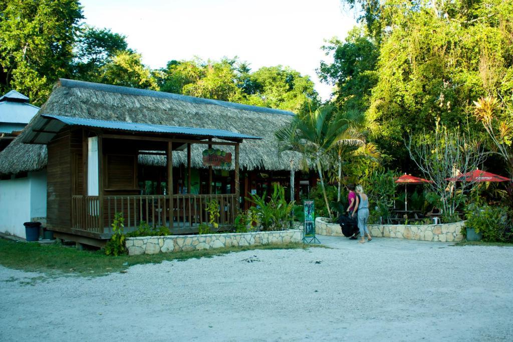 Hotel Jaguar Inn Tikal Extérieur photo